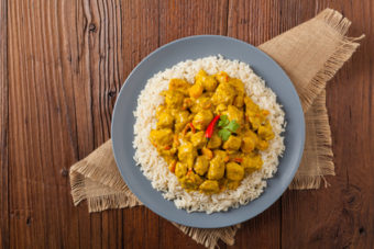 Reis mit Hähnchen und Gemüse